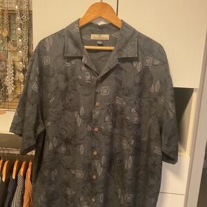 Men’s 100% silk Dark Grey Tropical Print Tommy Bahama short sleeve camp shirt.